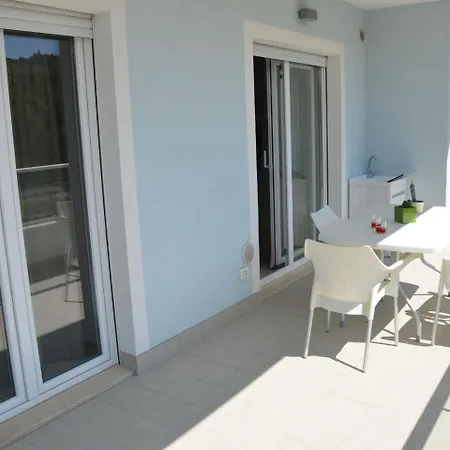בית נופש Luxurious Holiday In With Pool רוזטו דליי אברוצי