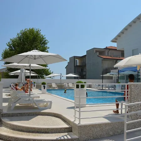 Luxurious Holiday In With Pool בית נופש רוזטו דליי אברוצי